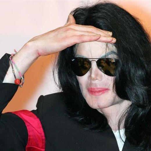 Michael Jackson sufre una grave infección que destruye su piel