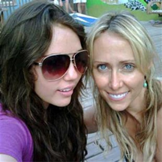 Miley Cyrus se hace un piercing en la nariz