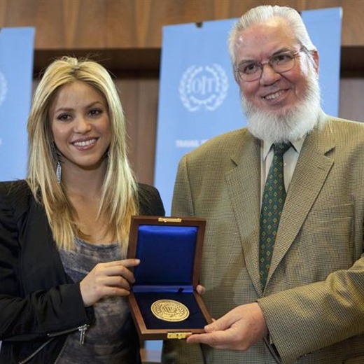 Shakira condecorada con medalla altruista