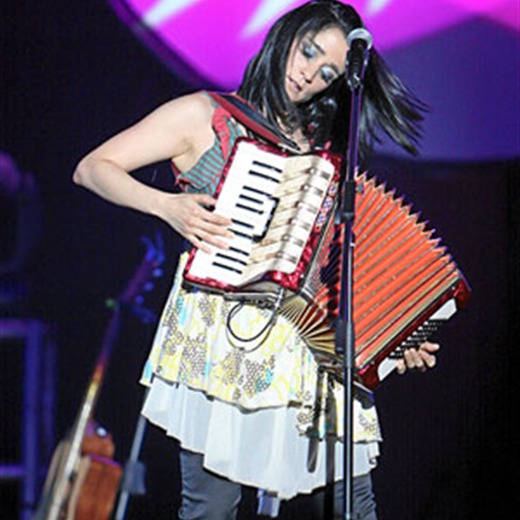 Julieta Venegas celebra la Revolución desde Madrid.
