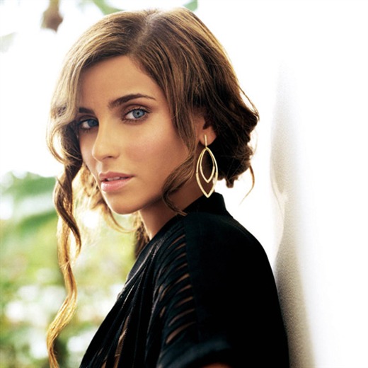 Nelly Furtado colabora con Antonio Carmona
