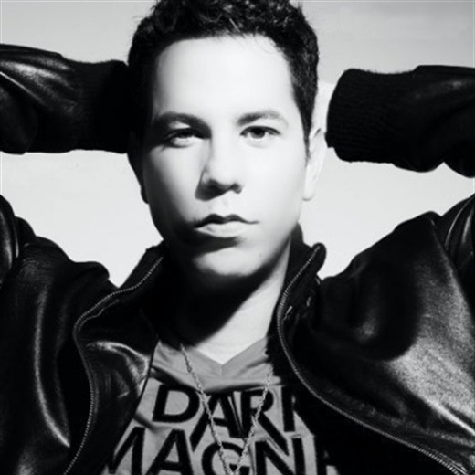 Christian Chávez le canta al amor, desamor y al engaño.