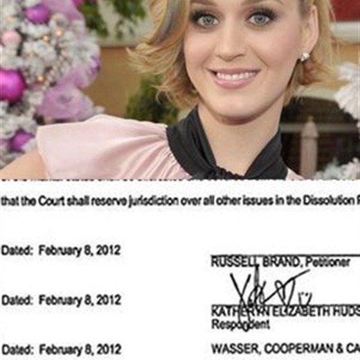 Katy Perry firma su divorcio con carita felíz