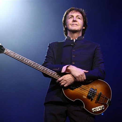 Paul McCartney complace a miles de fans en el Zócalo del DF