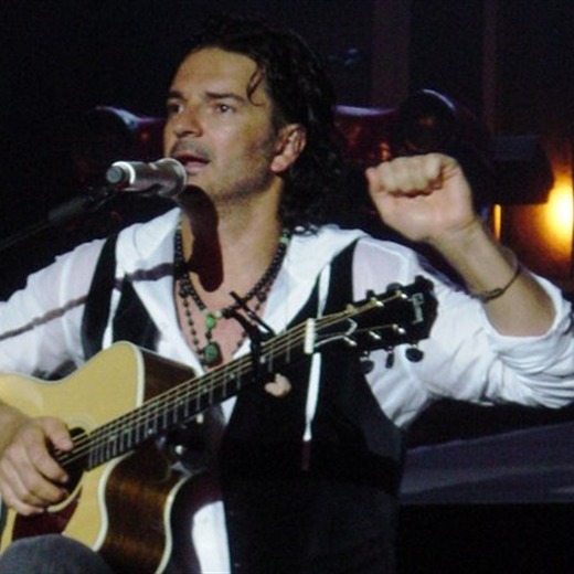 Ricardo Arjona rinde homenaje a su madre en nuevo videoclip