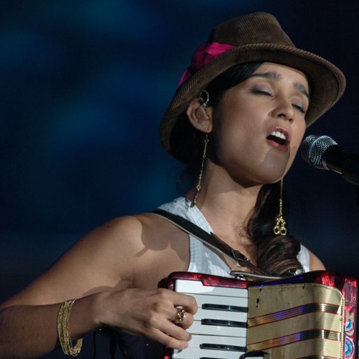 Julieta Venegas le da un giro a sus canciones