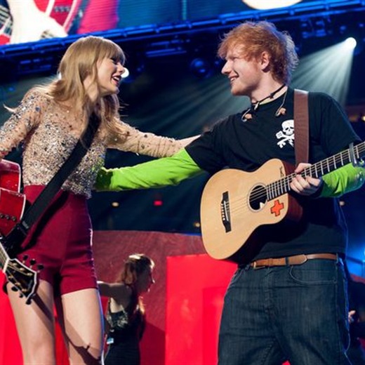 Taylor Swift promete habitación a Ed Sheeran