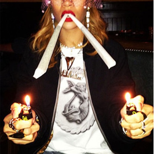 Rihanna presume fotografía fumando marihuana