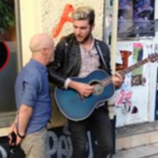 Jimmy Somerville sorprende a cantante callejero en plena interpretación.