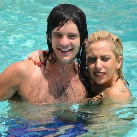 Gaga confiesa que su novio es raro