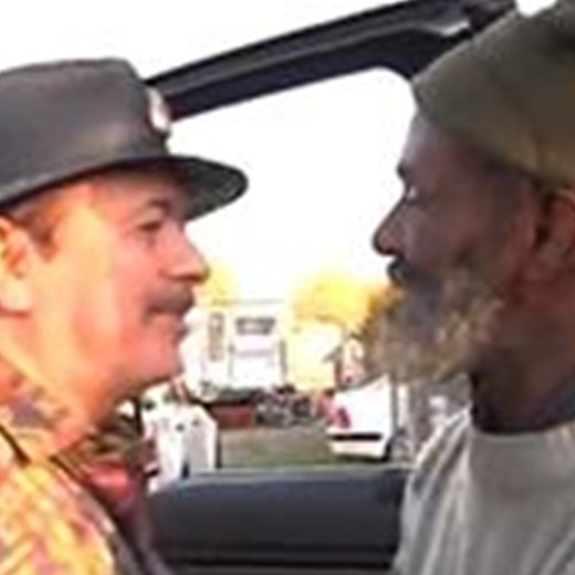 Santana se reúne con ex colega, ahora indigente