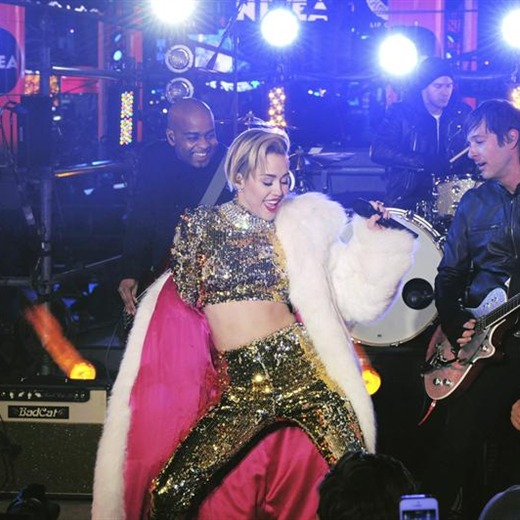 Miley Cyrus recibe el año nuevo en Times Square