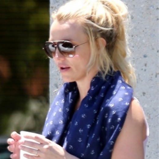 Britney Spears luce ¿anillo de matrimonio?