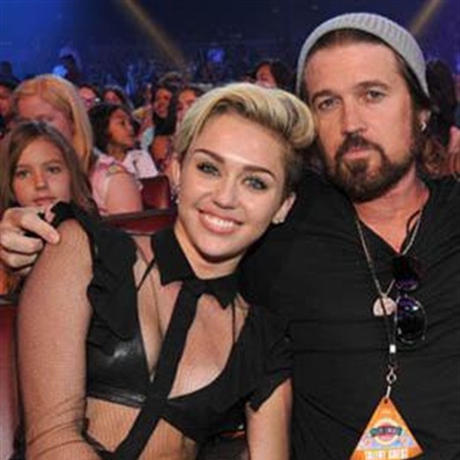 Papá de Miley Cyrus quiere ¡orientar a Justin Bieber!