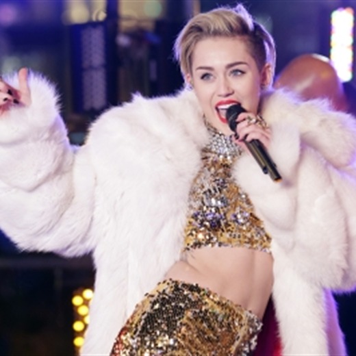 Miley Cyrus se mete a la boca tanga de fan, ¡mira!