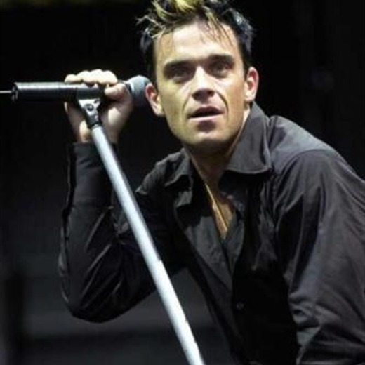 Robbie Williams lustra sus zapatos en video