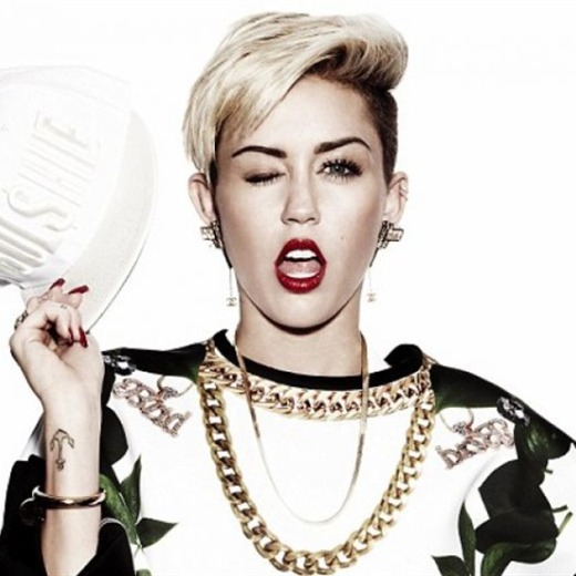Miley Cyrus se las ve dificil en el karaoke