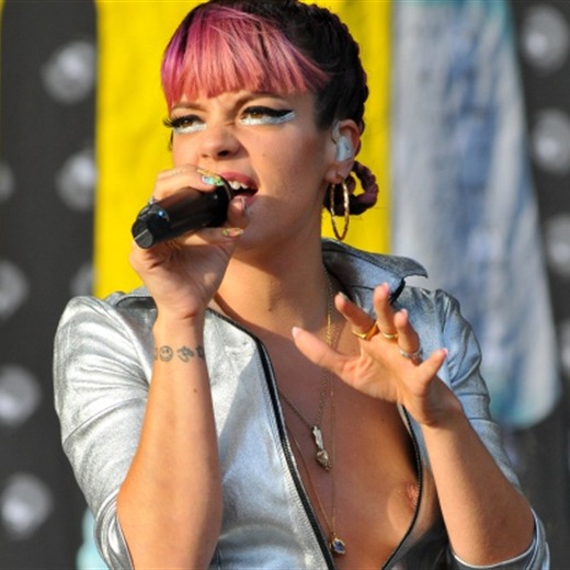 Lily Allen enseña los pechos en un concierto.