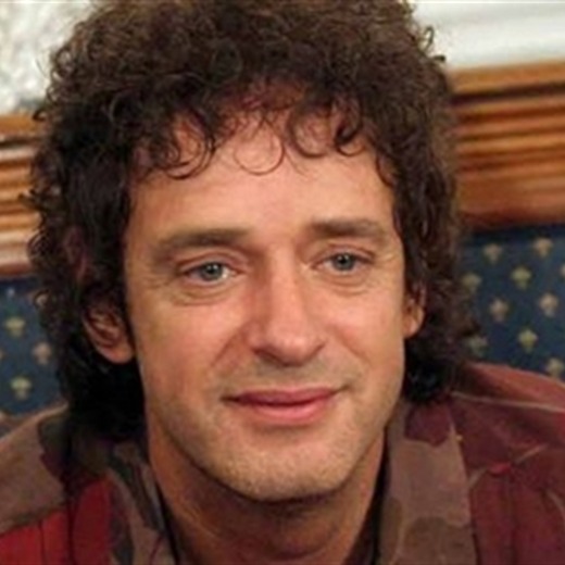 Gustavo Cerati mueve la manos