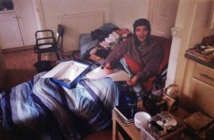 Un hombre es alérgico a la electricidad y no puede salir de casa Un hombre es alérgico a la electricidad y no puede salir de casa