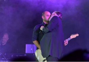 Miguel Bosé besó a su guitarrista en concierto Miguel Bosé besó a su guitarrista en concierto