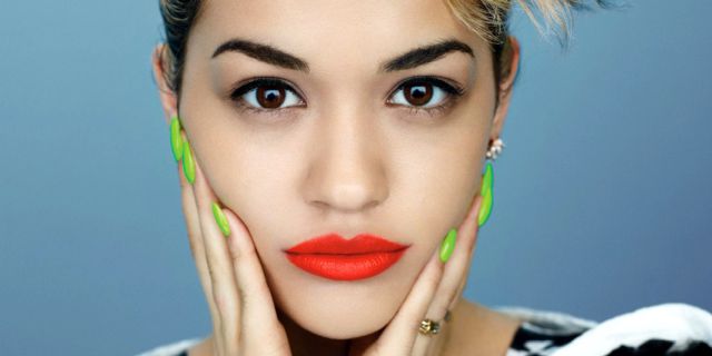 Rita Ora recibe rechazo de sus seguidores. Rita Ora recibe rechazo de sus seguidores.
