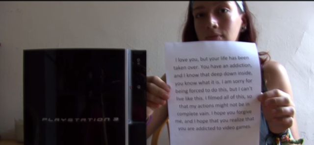 Novia enojada destruye la consola de videojuegos de su pareja y le exige tiempo y dedicación Novia enojada destruye la consola de videojuegos de su pareja y le exige tiempo y dedicación