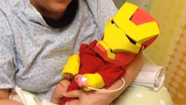Disfraza a su bebé prematuro de Iron Man. Disfraza a su bebé prematuro de Iron Man.