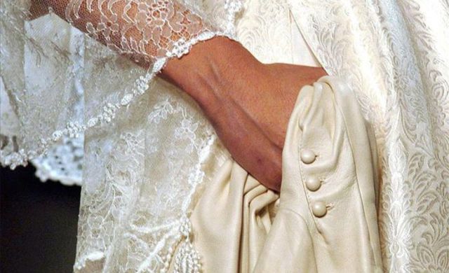Pide el divorcio el día de su boda. Pide el divorcio el día de su boda.