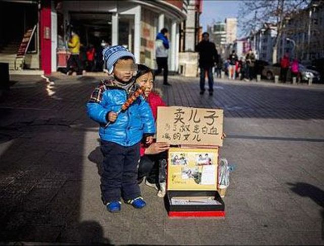 Venden a su hijo Venden a su hijo