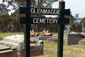 Toman mujeres el sol... ¡en cementerio! Toman mujeres el sol... ¡en cementerio!