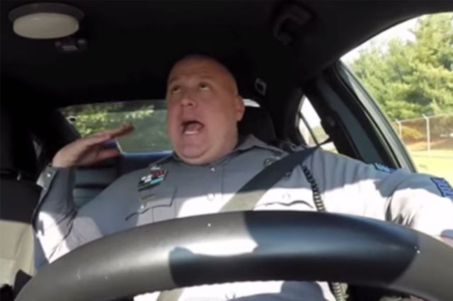 Policia con toda la actitud! Policia con toda la actitud!