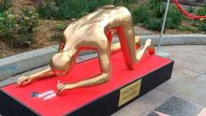 Aparece un Oscar esnifando cocaína en el Paseo de la Fama de Hollywood Aparece un Oscar esnifando cocaína en el Paseo de la Fama de Hollywood
