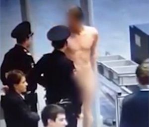 Se desnuda en filtro de seguridad de aeropuerto Se desnuda en filtro de seguridad de aeropuerto