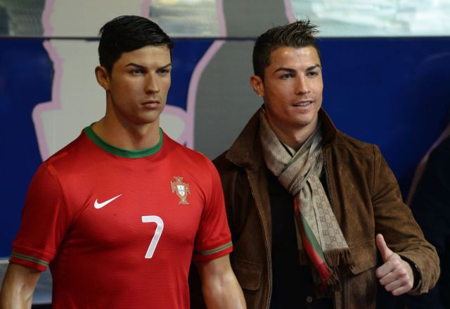 ¡Cristiano manda a su peluquero para peinar su figura de cera! ¡Cristiano manda a su peluquero para peinar su figura de cera!