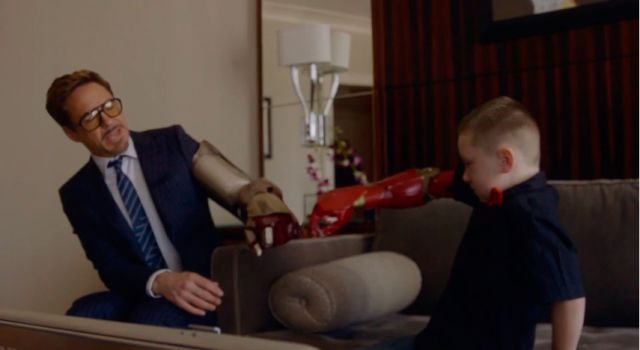 Robert Downey Jr. regala a un niño un brazo biónico de Iron Man Robert Downey Jr. regala a un niño un brazo biónico de Iron Man
