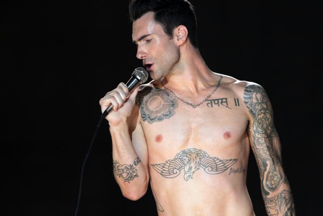 Adam Levine aventó un micrófono a una fan Adam Levine aventó un micrófono a una fan