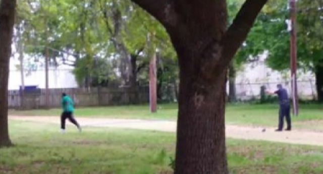 Acusan de asesinato a un policía en EE.UU que disparó a un hombre negro desarmado Acusan de asesinato a un policía en EE.UU que disparó a un hombre negro desarmado