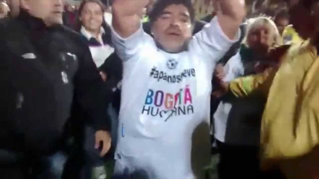Maradona golpea a periodista en partido ‘por la paz’ Maradona golpea a periodista en partido ‘por la paz’