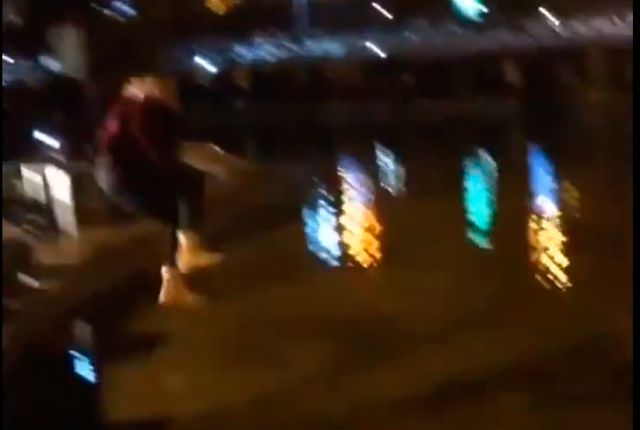 Kanye West se avienta a un lago durante un concierto de Armenia Kanye West se avienta a un lago durante un concierto de Armenia