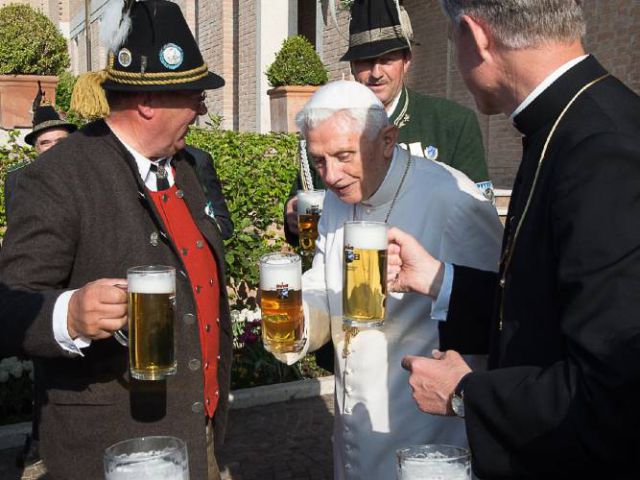 Benedicto XVI celebra con música y cerveza Benedicto XVI celebra con música y cerveza