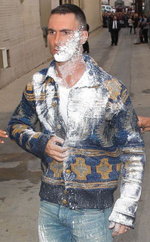 Adam Levine fue agredido con bomba de azúcar Adam Levine fue agredido con bomba de azúcar