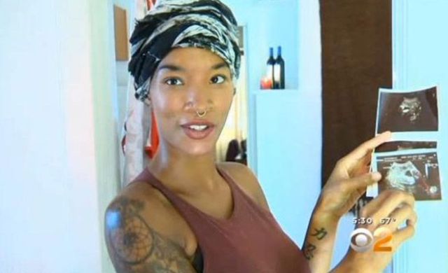 Conoce que está embarazada porque su novio sintió una patada Conoce que está embarazada porque su novio sintió una patada