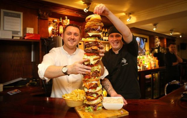 ¡Prueba la hamburguesa más alta de Gran Bretaña ¡Prueba la hamburguesa más alta de Gran Bretaña