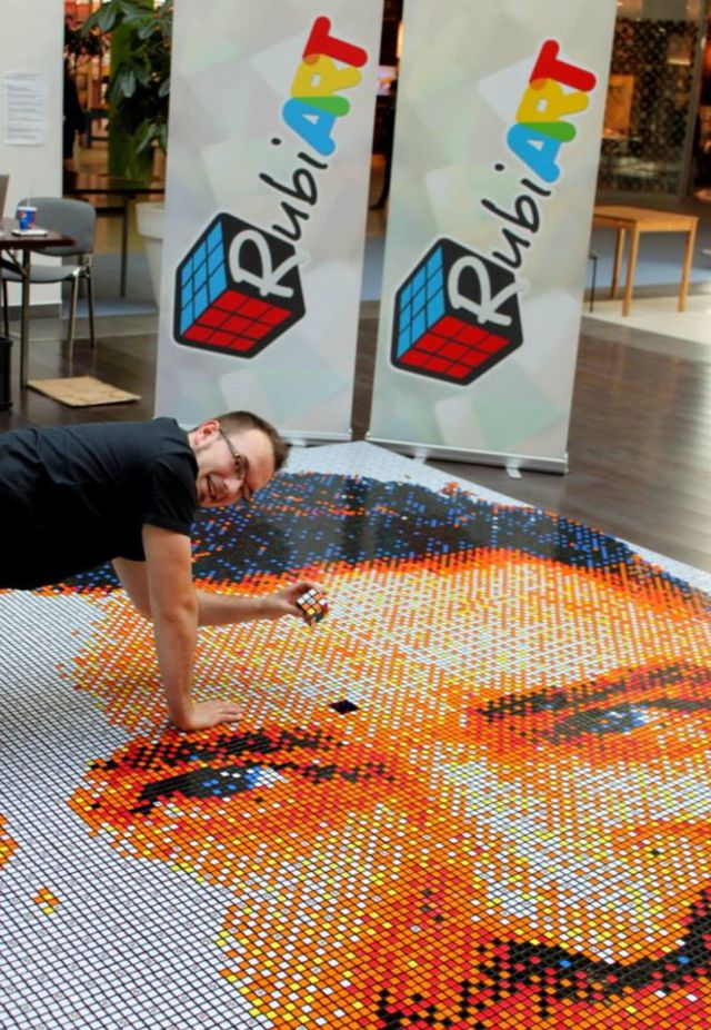 Justin Timberlake en cubos de rubik Justin Timberlake en cubos de rubik