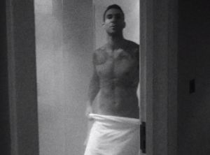 Adam Levine se desnuda en videoclip