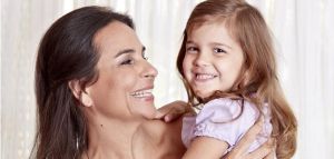 Una mujer sigue amamantando a su hija de 6 años. Una mujer sigue amamantando a su hija de 6 años.