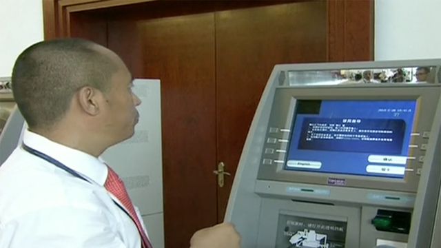 pequeña niña Cajero automático pequeña niña Cajero automático