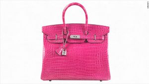 Bolso supera récord en subasta siendo el más costoso del mundo. Bolso supera récord en subasta siendo el más costoso del mundo.