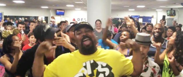 Se retrasa un vuelo y todos acaban cantando canciones de ‘Aladdin’ y ‘El Rey León’ Se retrasa un vuelo y todos acaban cantando canciones de ‘Aladdin’ y ‘El Rey León’